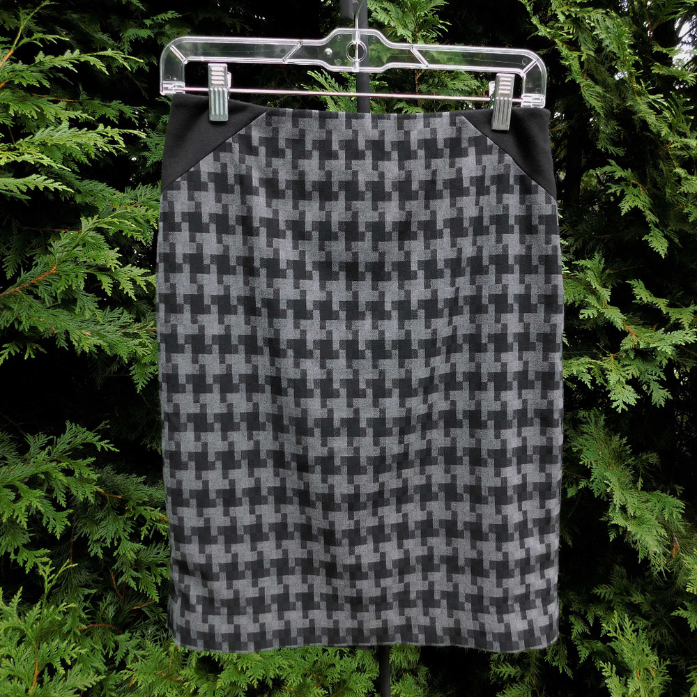 The Limited Pretty Houndstooth Pencil Skirt